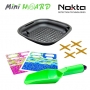 Nombreux accessoires dont un tamis et une petite pelle verte.